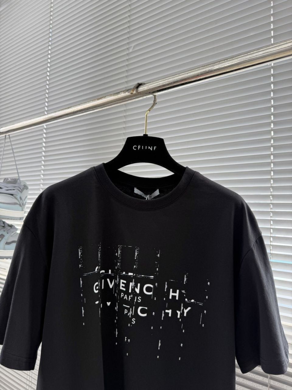 G1venchy Distressed Logo Tee Black image 2