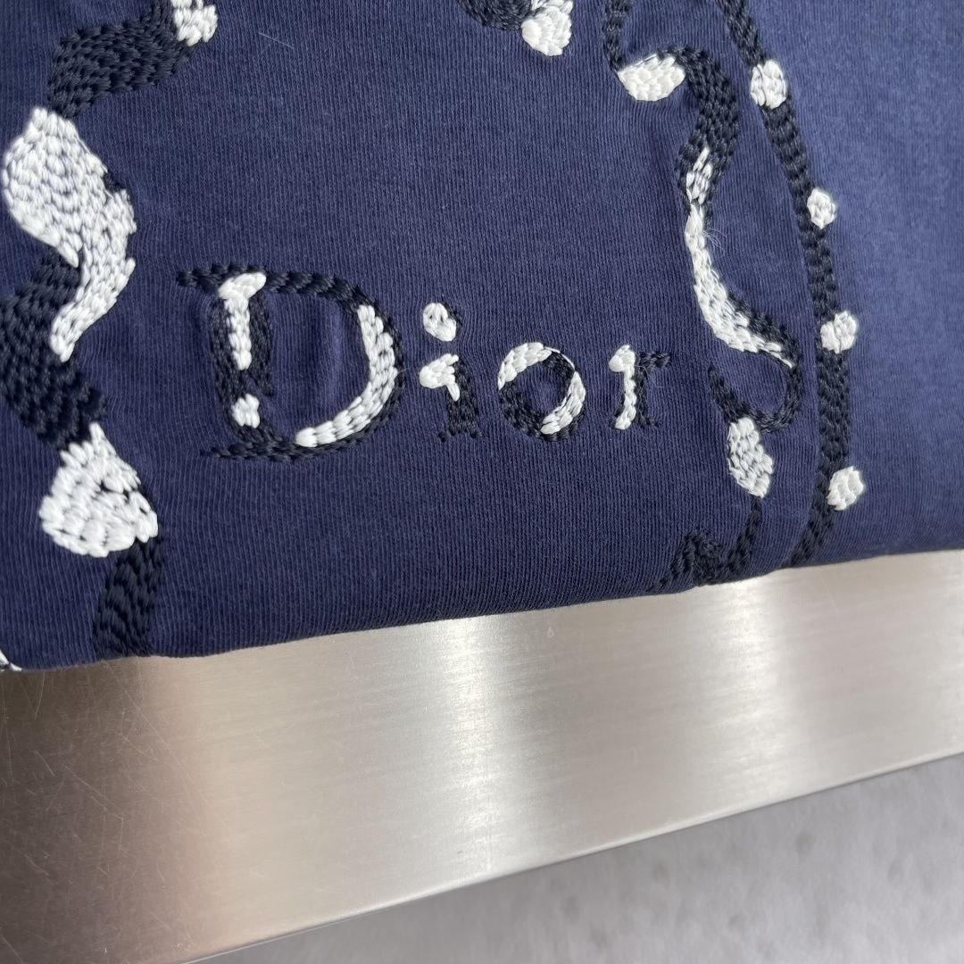 D1or Medaillon Embroidered Tee Navy image 2