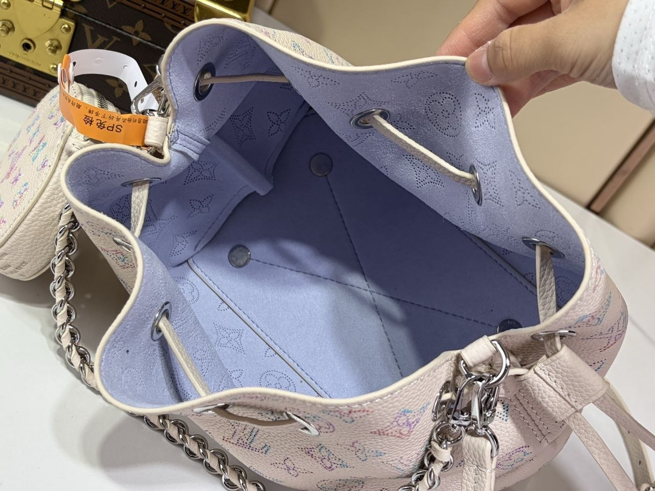 1V Bella Bucket Bag image 9