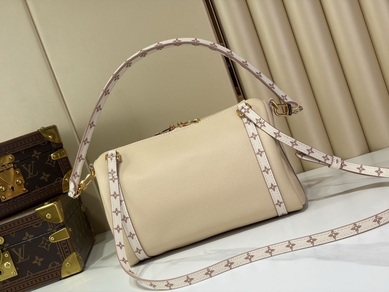 1V Express Small Handbag Dune