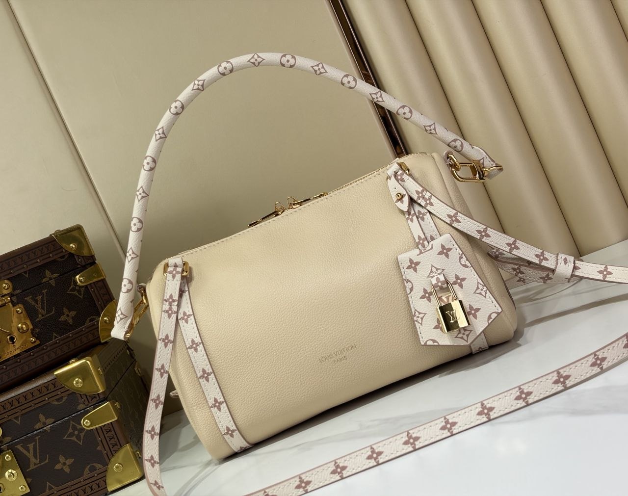 1V Express Small Handbag Dune image 3