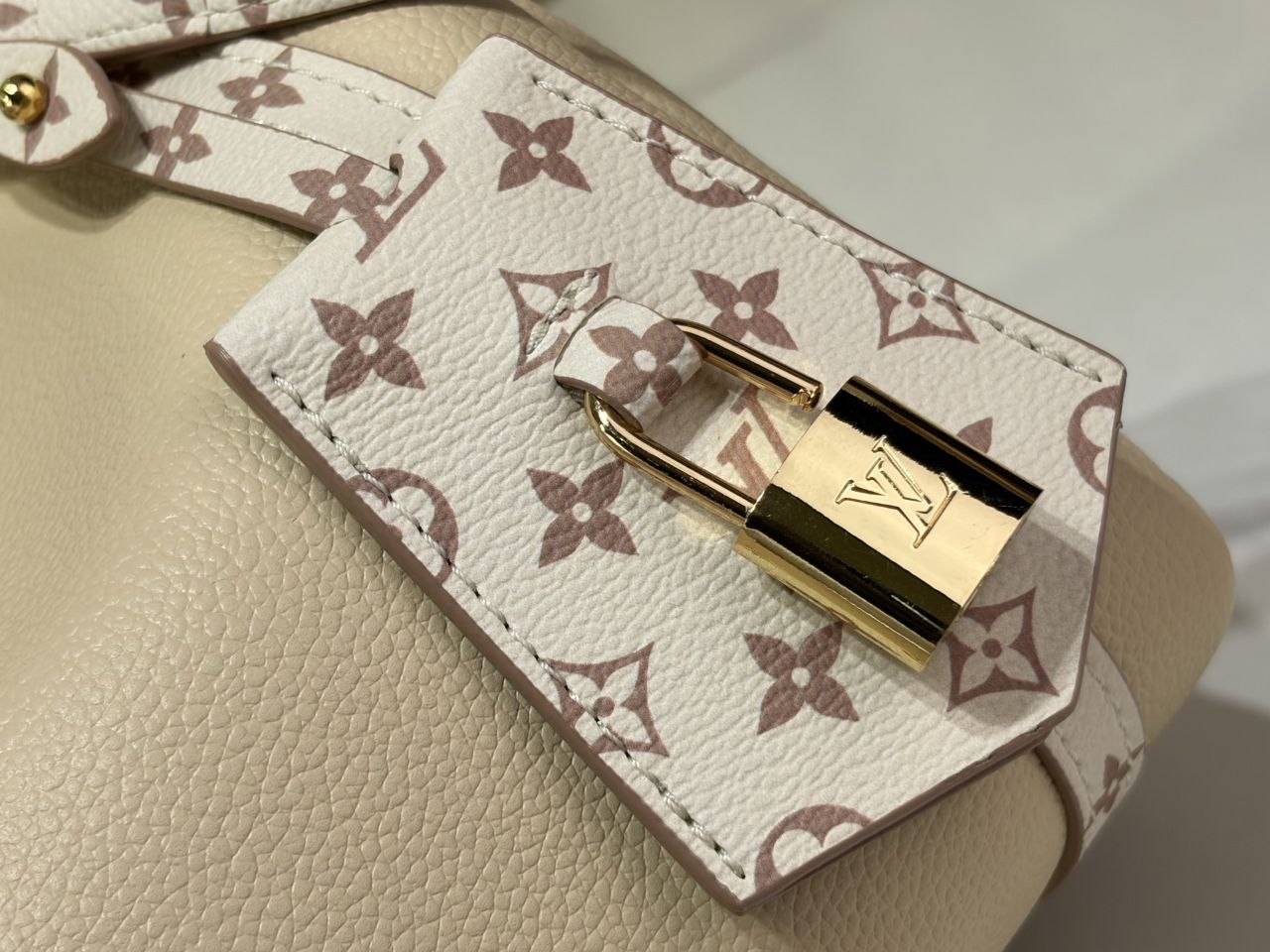 1V Express Small Handbag Dune image 7
