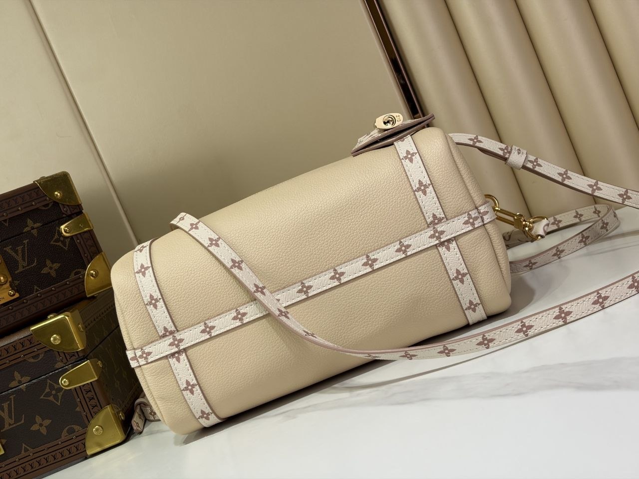 1V Express Small Handbag Dune image 8