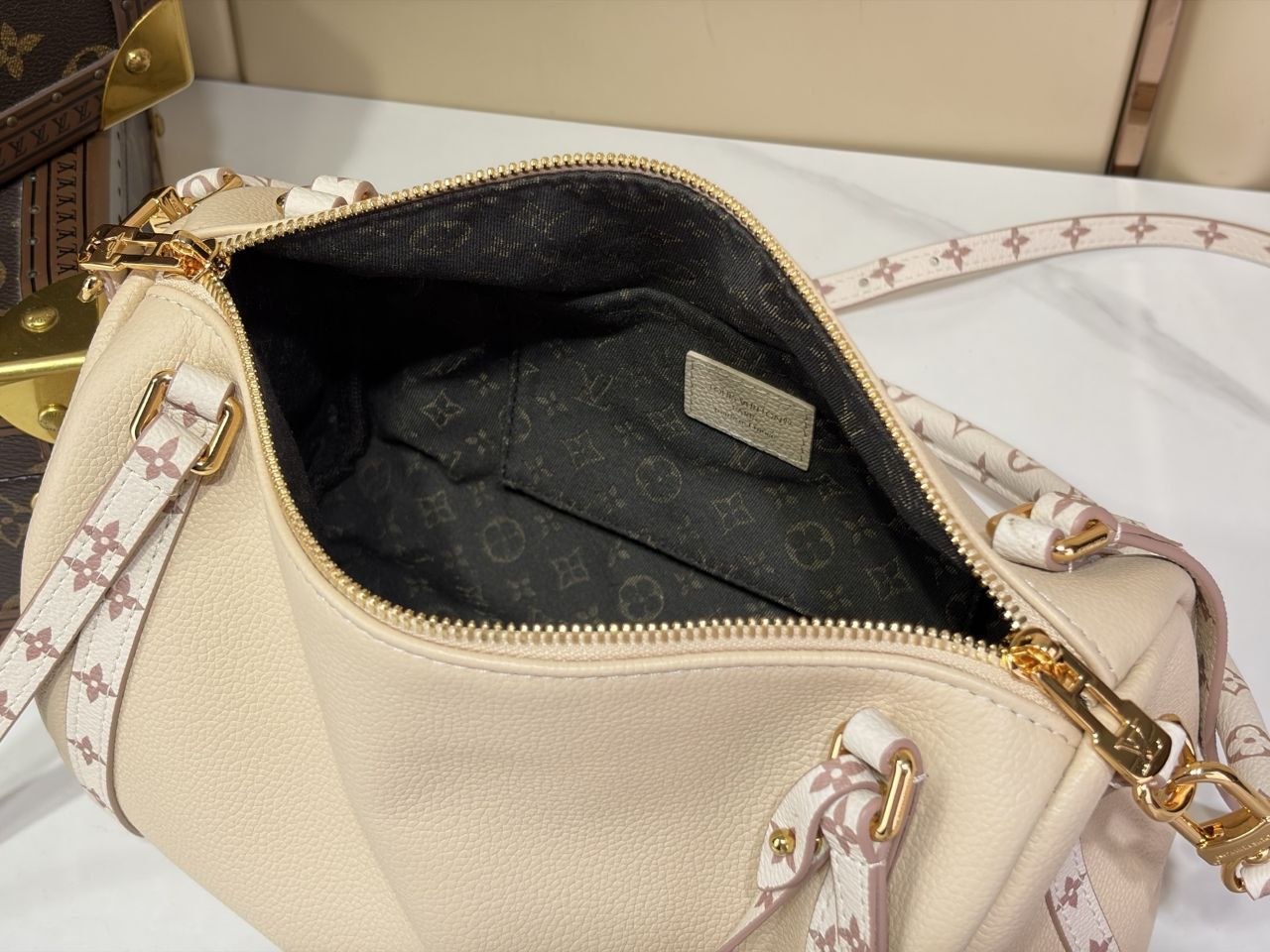 1V Express Small Handbag Dune image 9