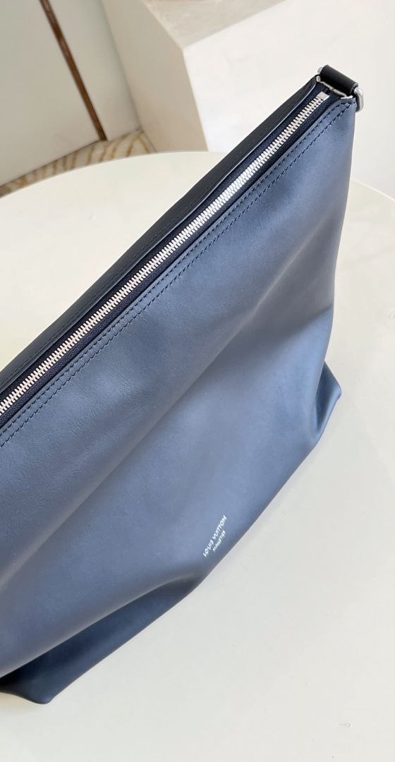 1V Vagabond Hobo Bag image 4