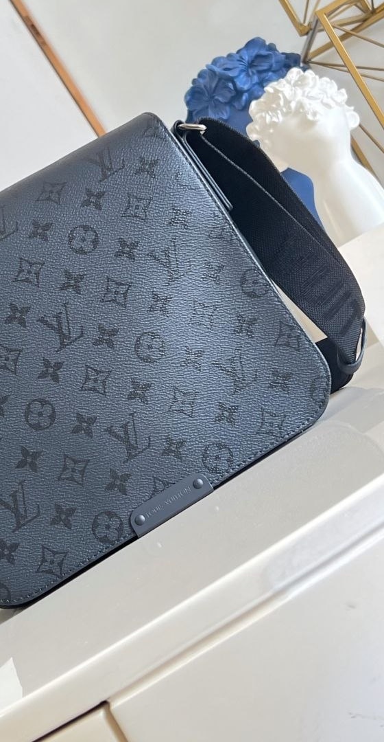 1V Bastille Messenger Bag image 9