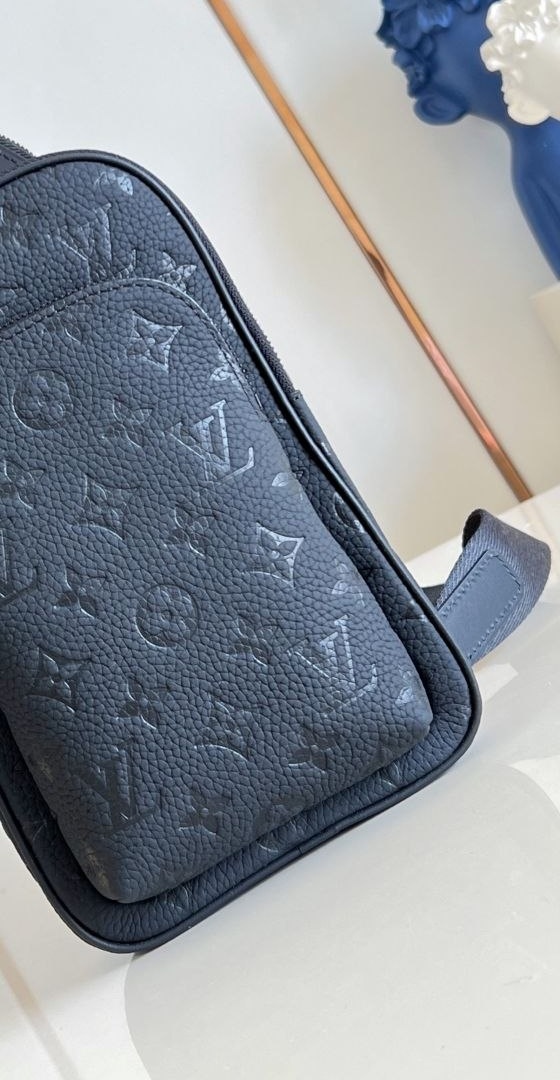 1V Avenue Sling Bag