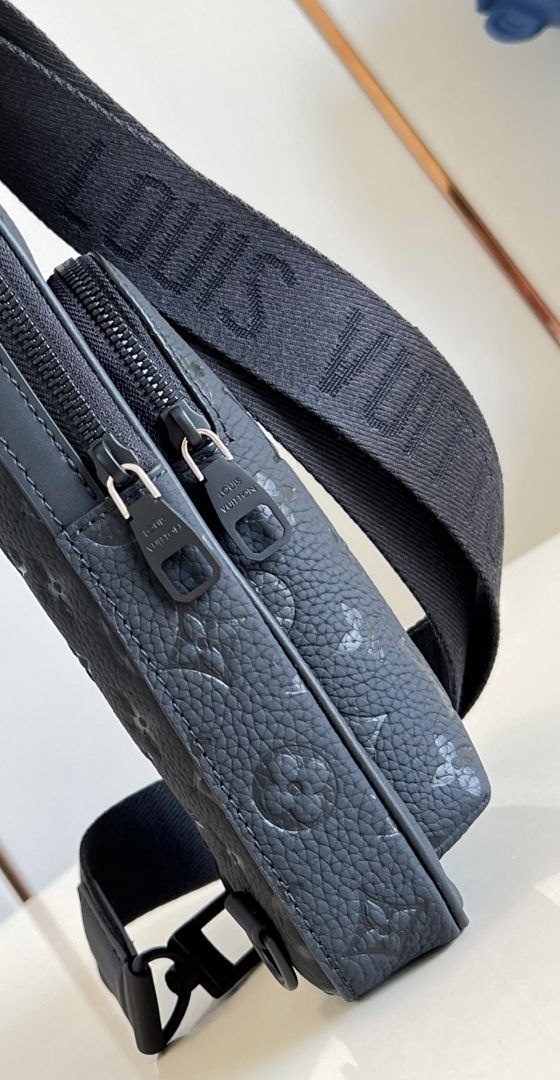 1V Avenue Sling Bag image 9