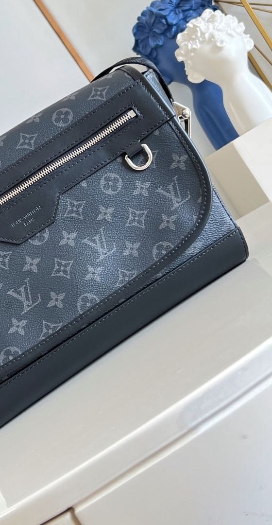 1V Courrier Messenger Bag