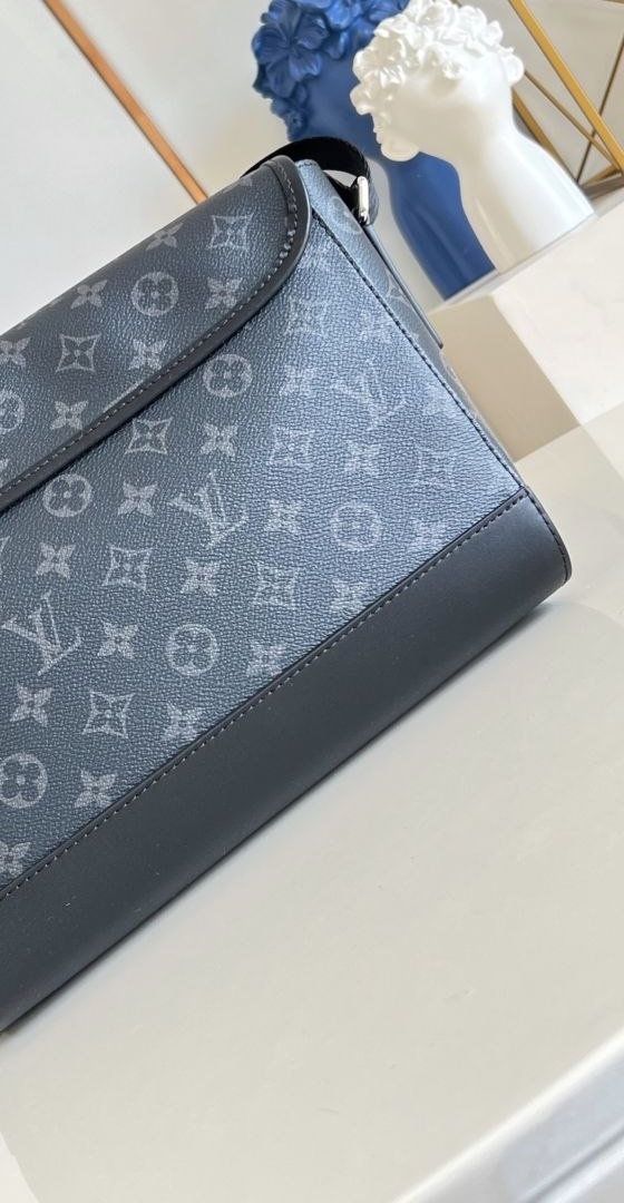 1V Courrier Messenger Bag image 2
