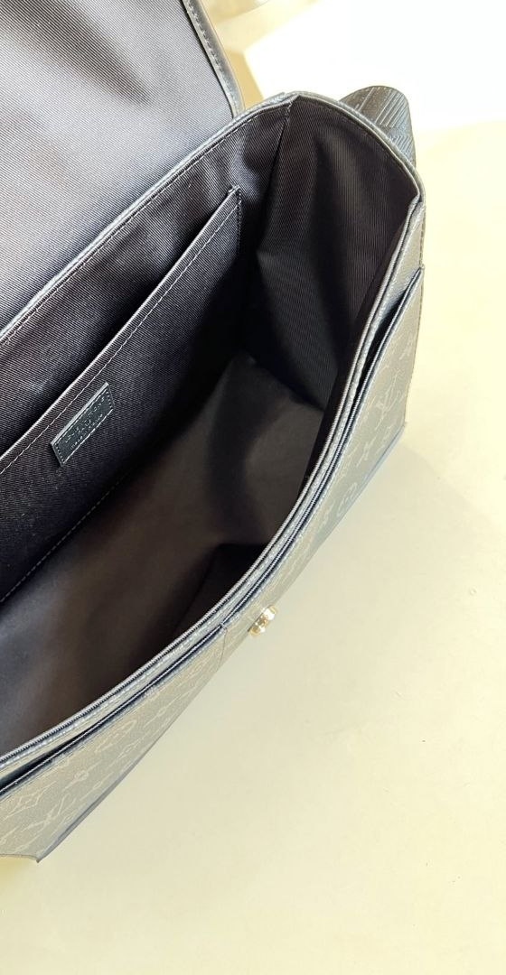 1V Courrier Messenger Bag image 8