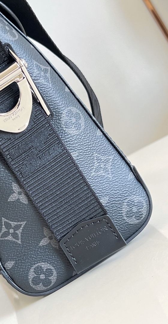 1V Courrier Messenger Bag image 9