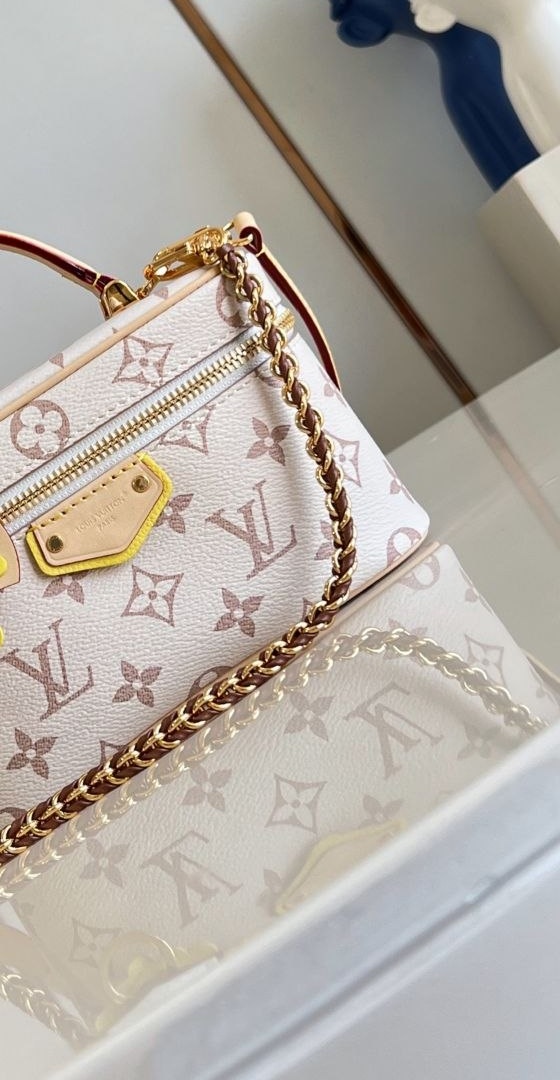 1V Vanity Chain Pouch image 2