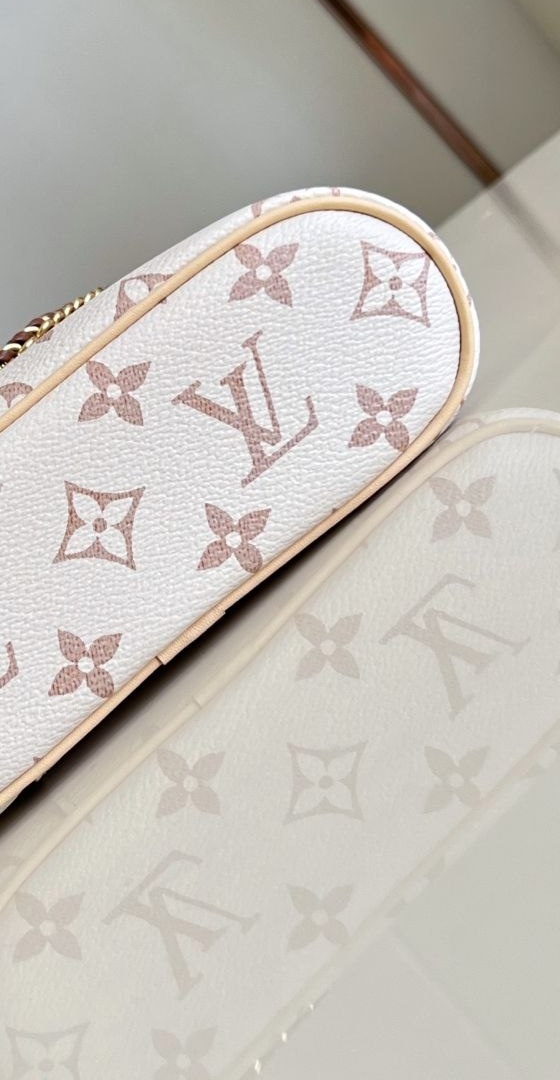 1V Vanity Chain Pouch image 4