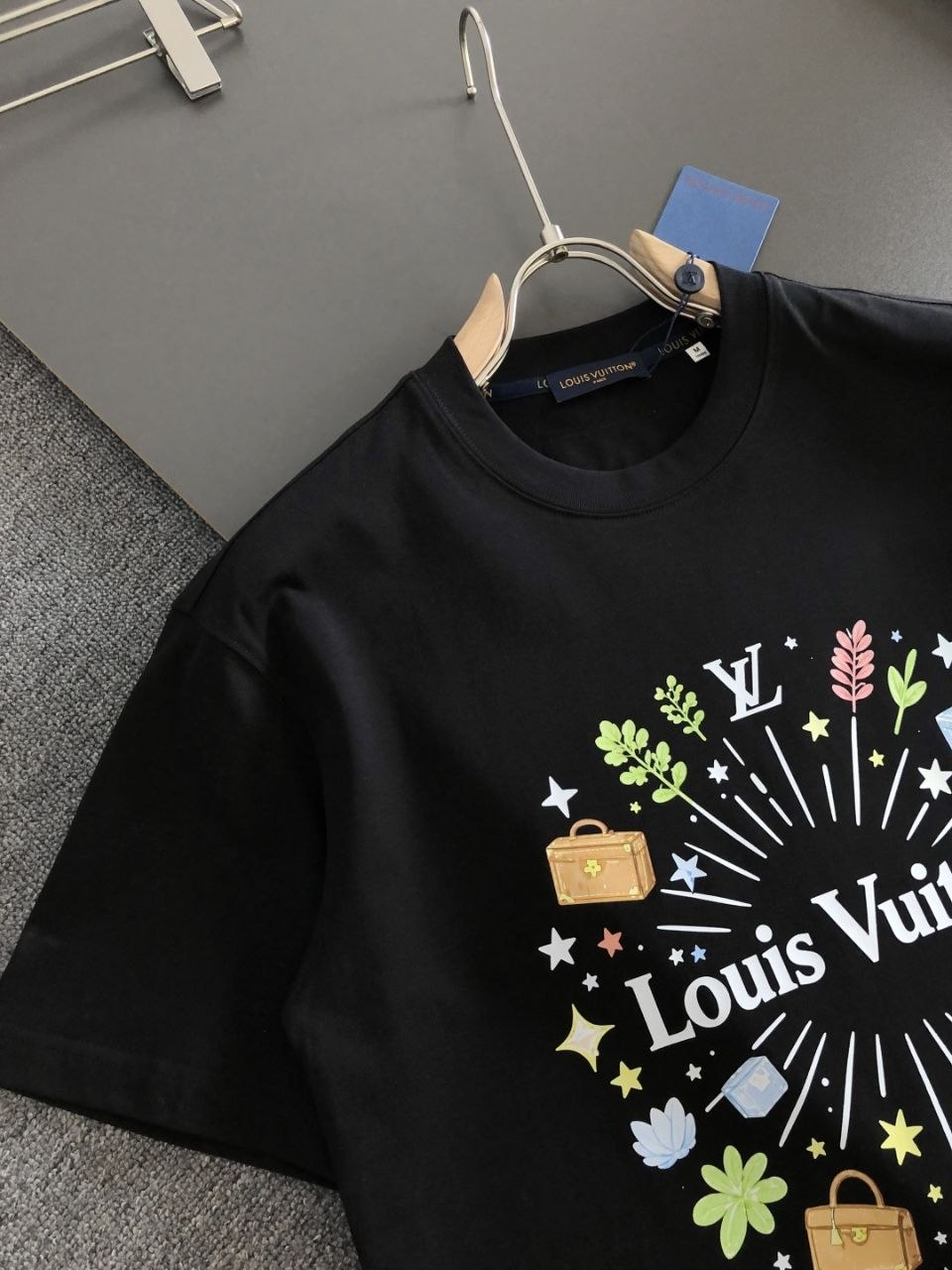 1V Hand-Drawn Round-Neck Tee — Black image 7
