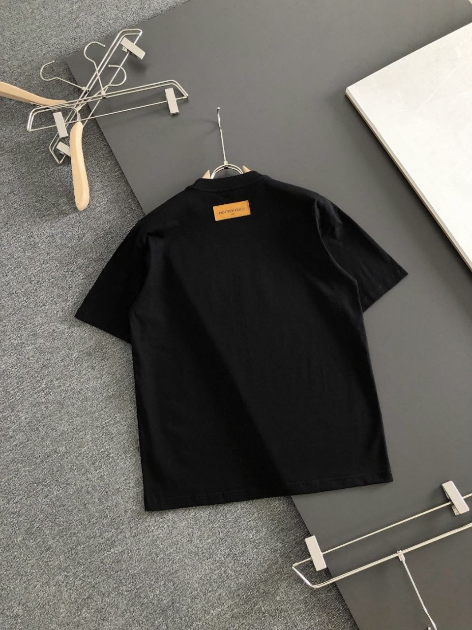 1V Hand-Drawn Round-Neck Tee — Black image 8