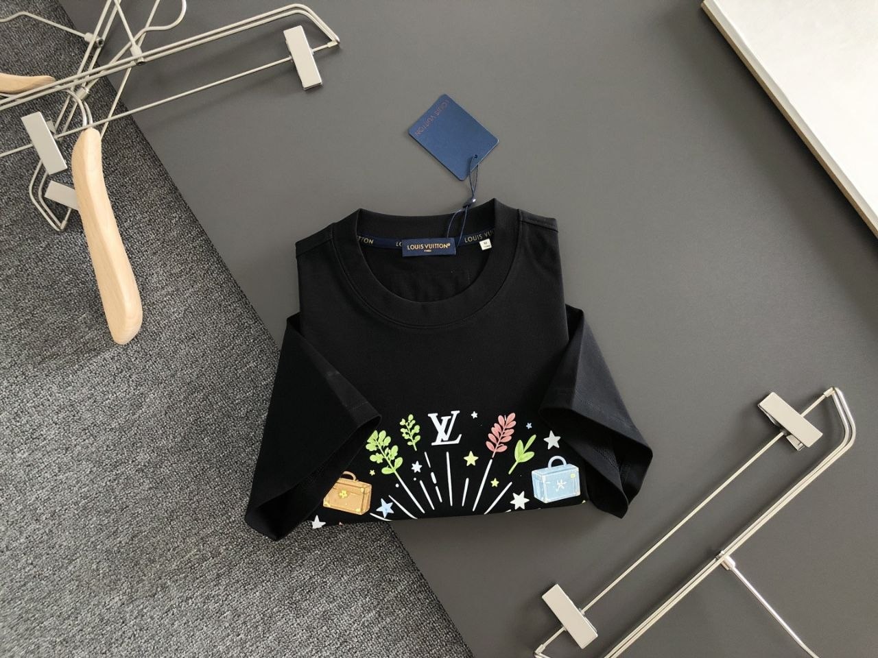 1V Hand-Drawn Round-Neck Tee — Black image 9