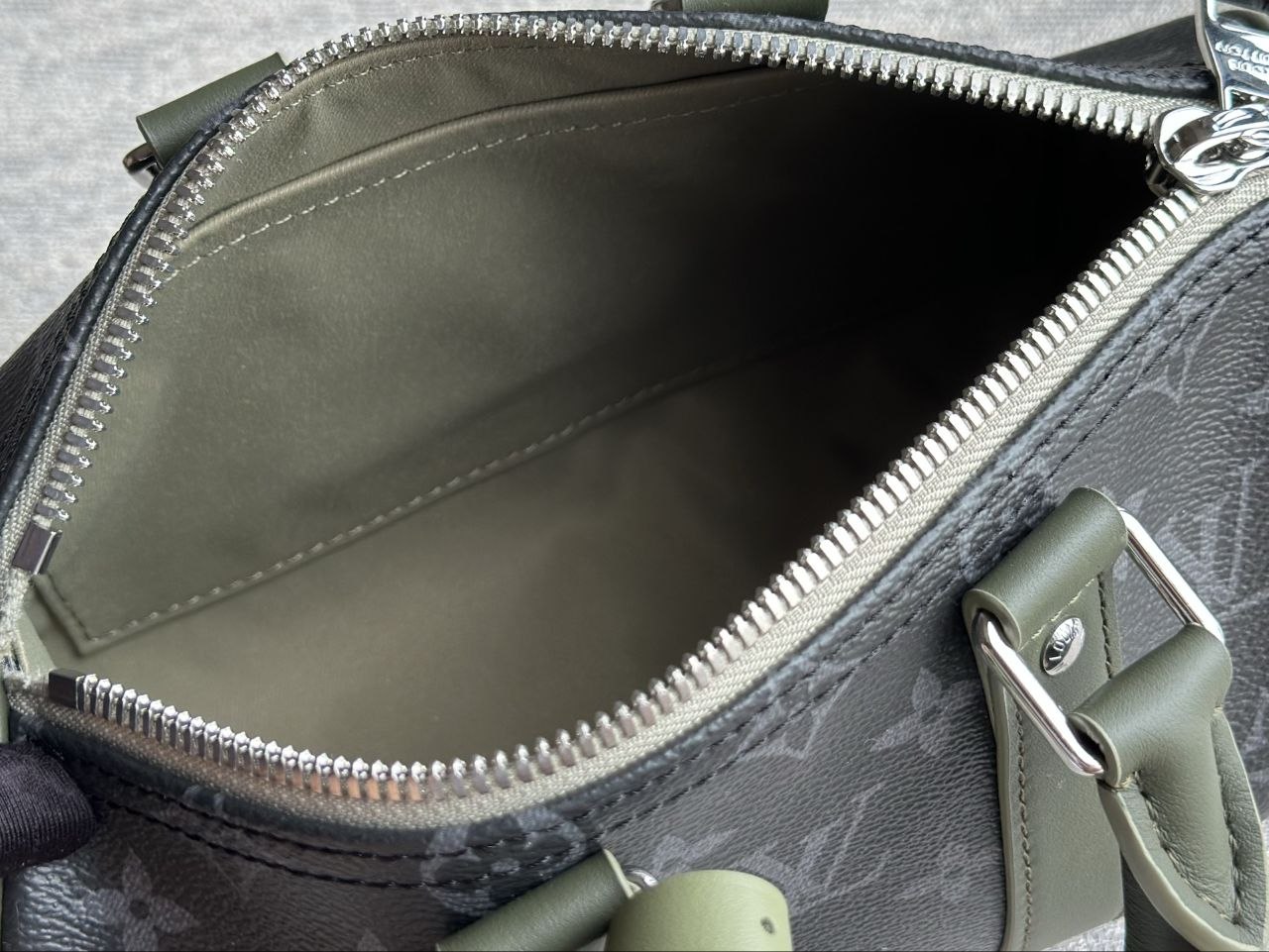 1V Keepall Bandoulière 25 — Black-Green image 5