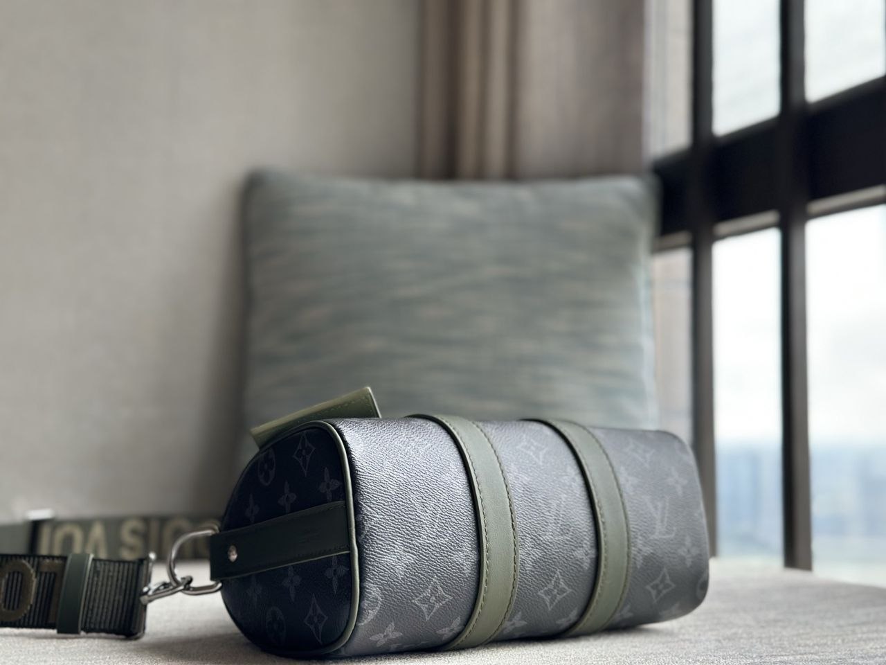 1V Keepall Bandoulière 25 — Black-Green image 8
