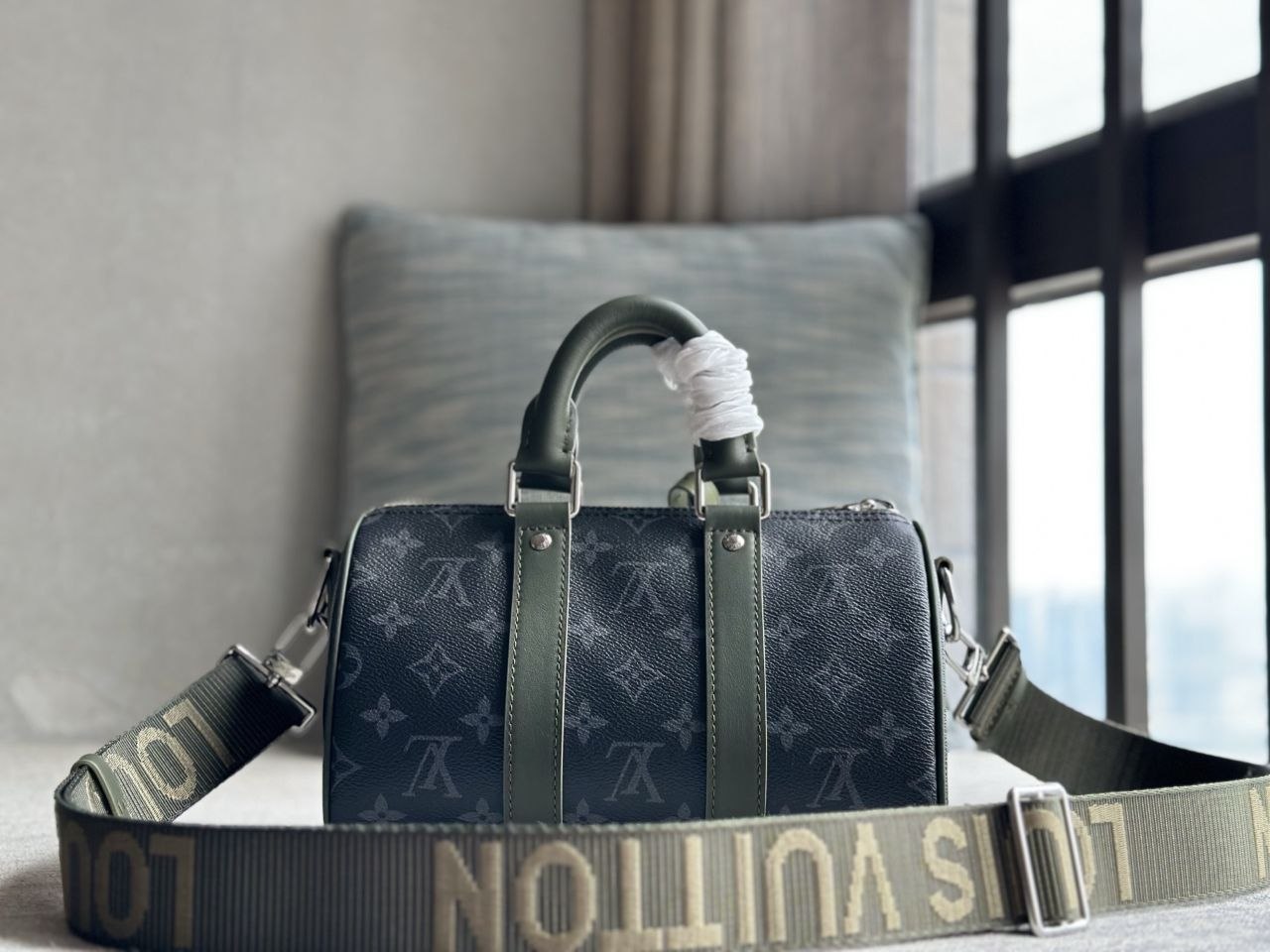 1V Keepall Bandoulière 25 — Black-Green image 9