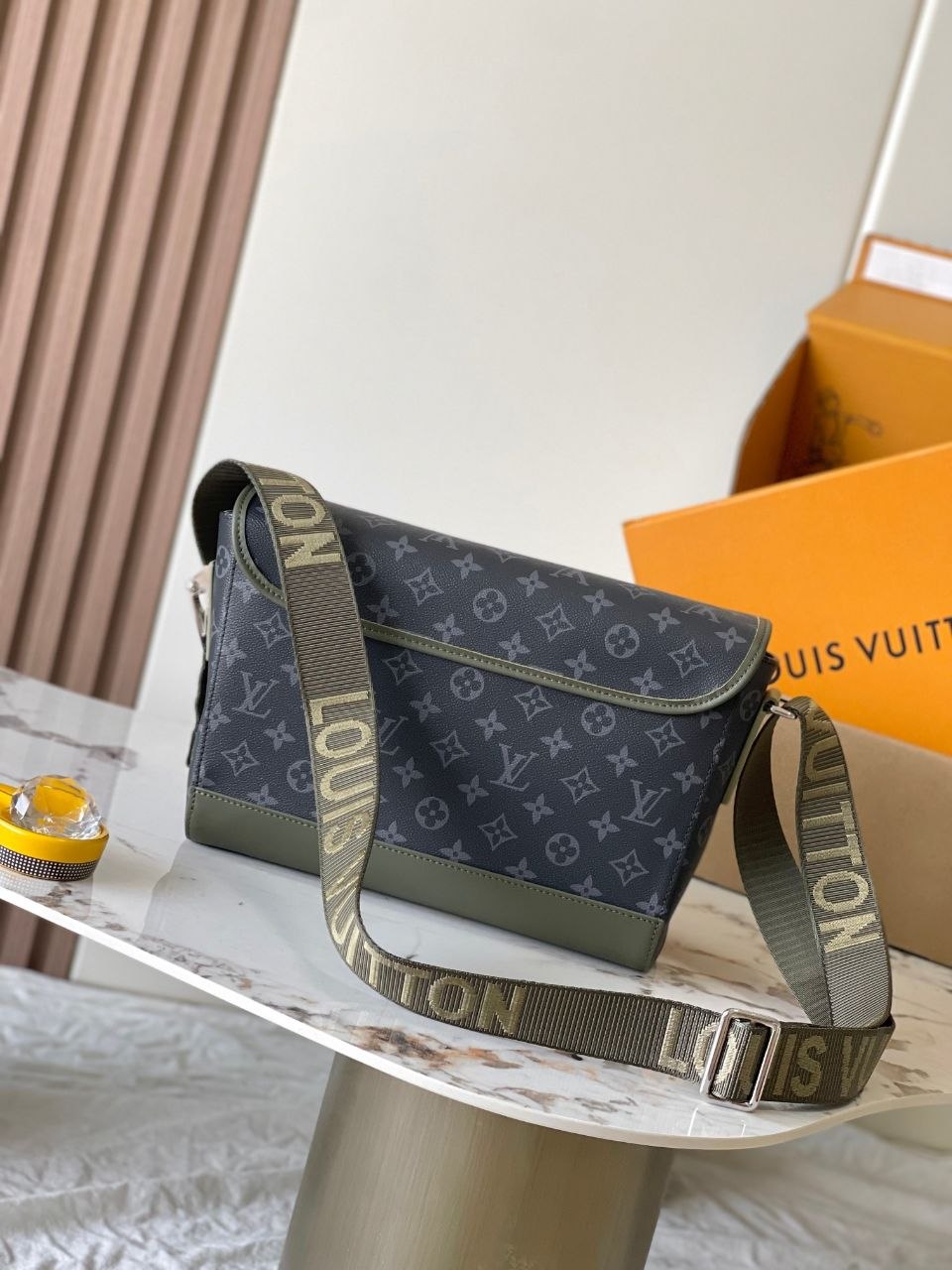 1V Courrier Messenger image 5
