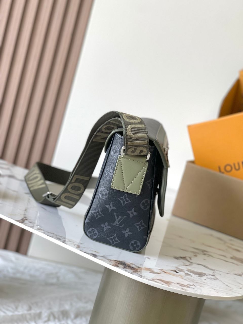 1V Courrier Messenger image 6
