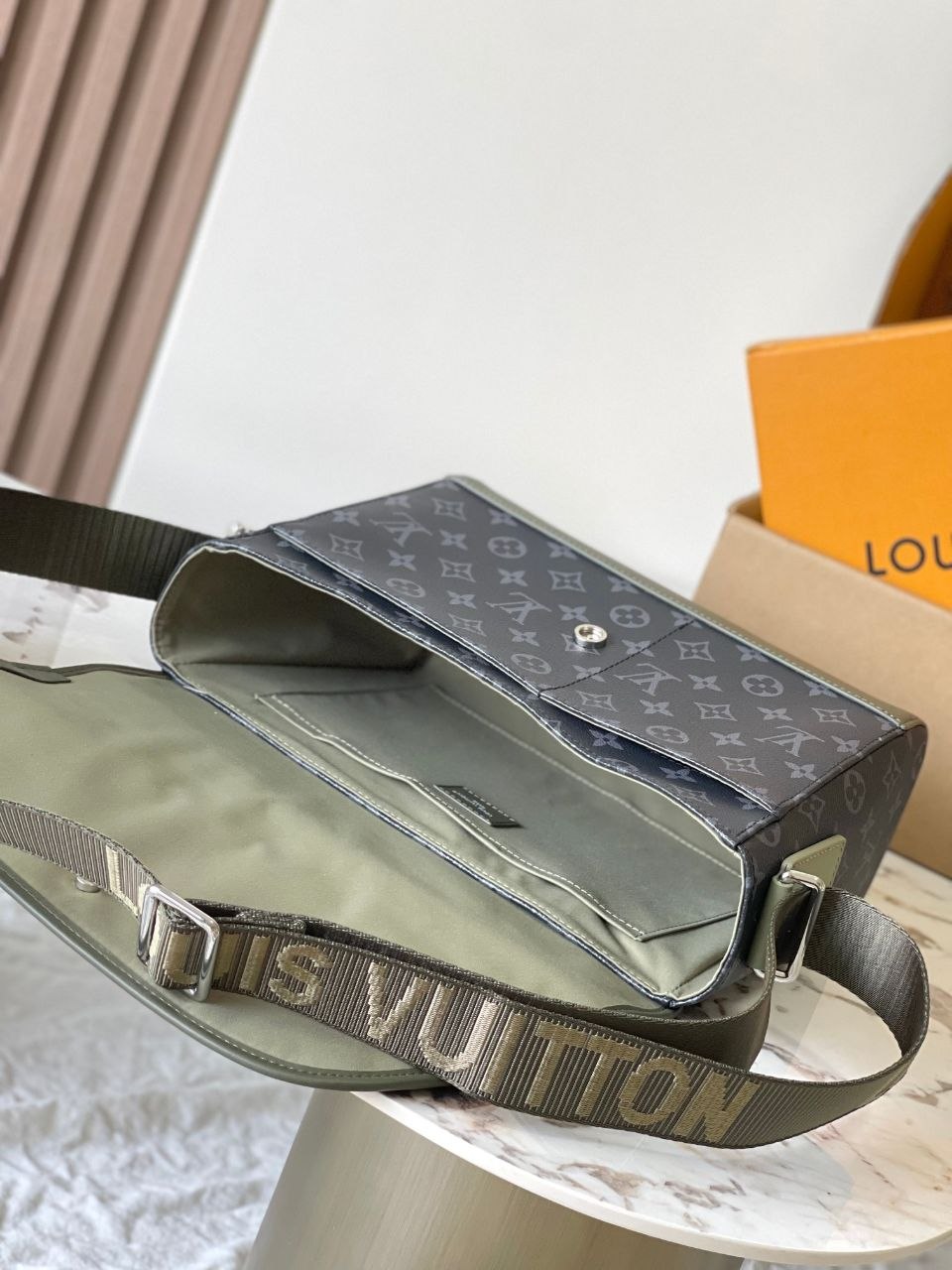 1V Courrier Messenger image 8